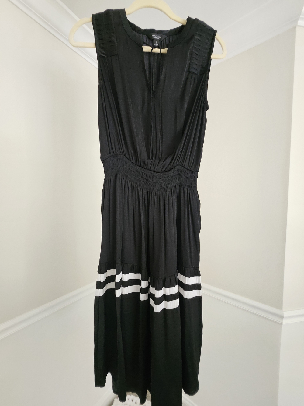 ✨ Simply Vera By Vera Wang Smocked Pintuck Black Size S